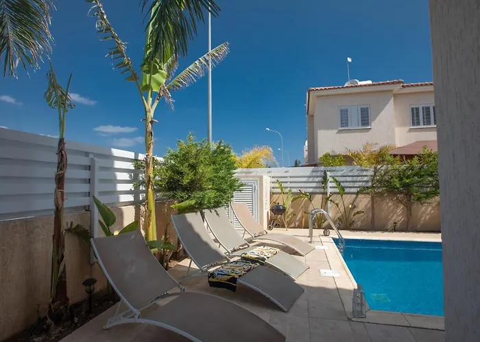 George's Lux * Protaras